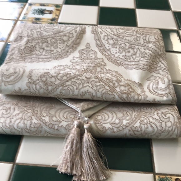 Jacquard Print Table Runner - Picture 10 of 10